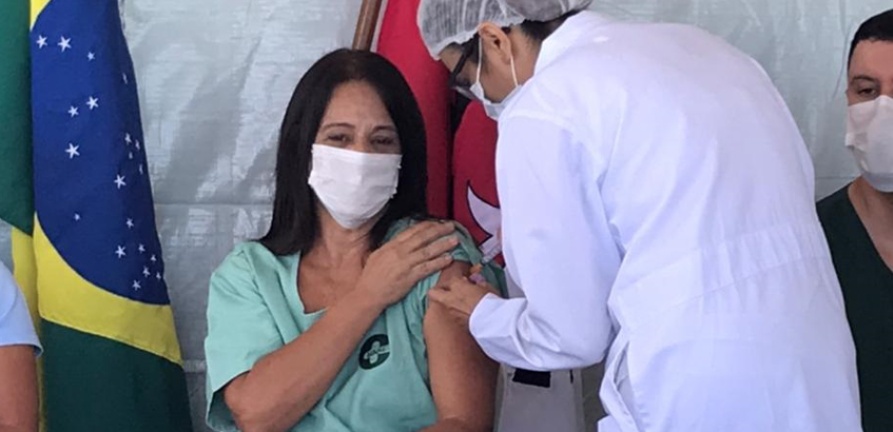 Vacinação começa com profissionais de saúde do HNSC