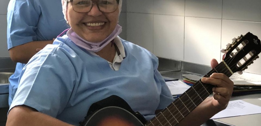 Música leva alegria e esperança aos pacientes da hemodiálise no HNSC