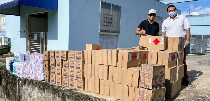 Cantor Marcelinho de Lima entrega doações ao HNSC