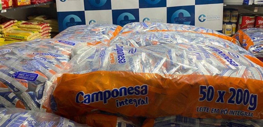 Camponesa doa 780 kg de leite em pó para o HNSC