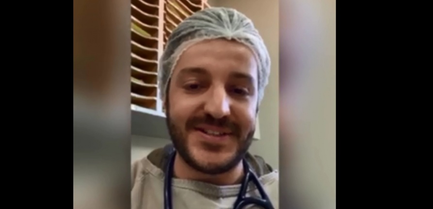 Humanização: médico leva alegria a paciente no HNSC